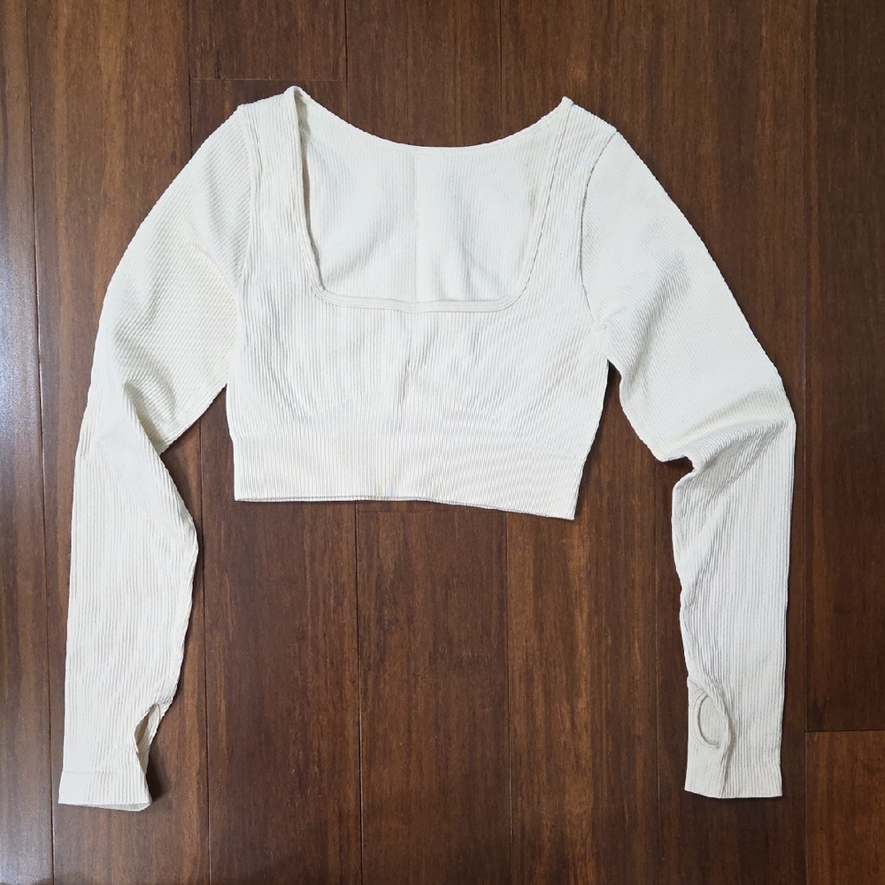 OQQ CREAM LONG SLEEVE FITTED RIBBED CROP TOP THUMB HOLES MEDIUM